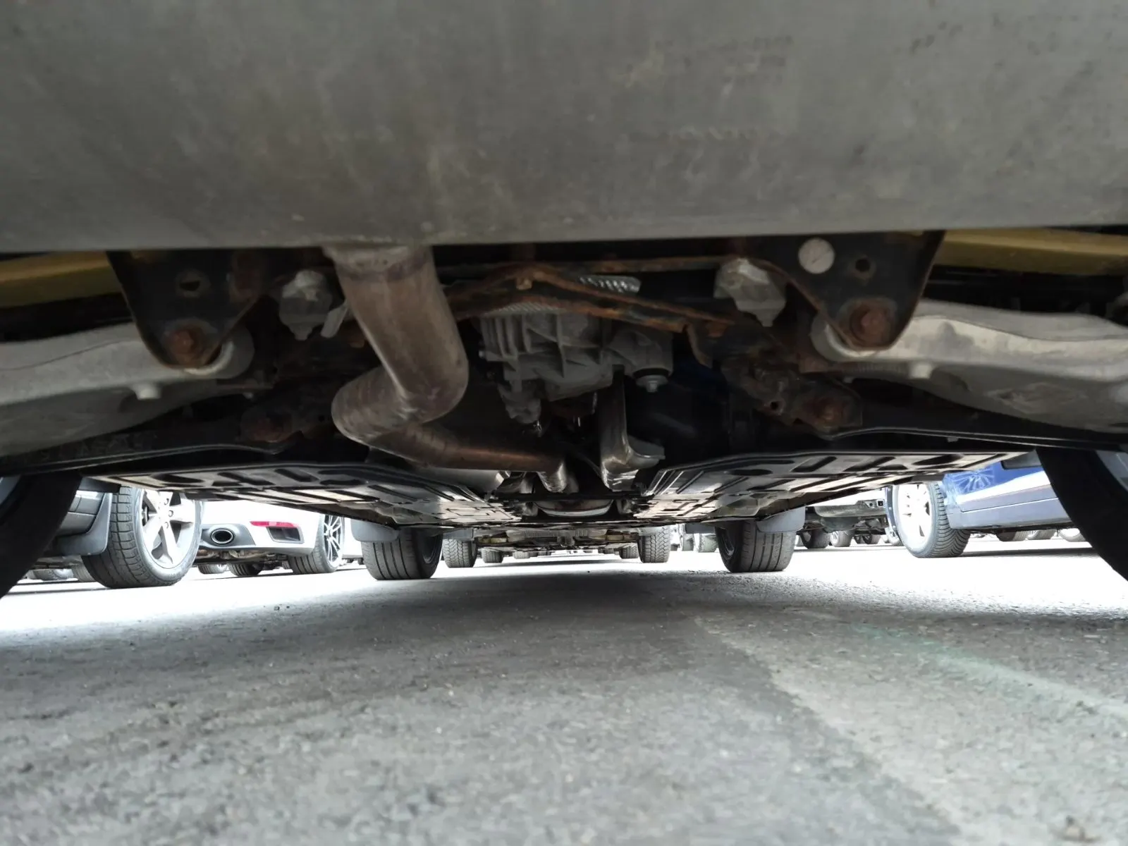 Undercarriage - Rear Photo