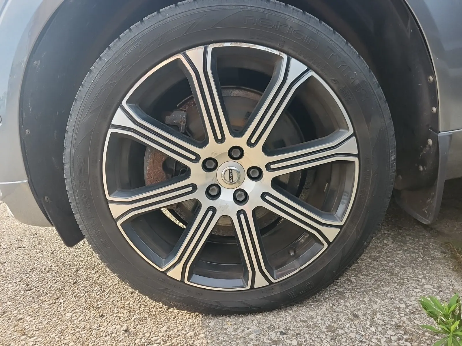 Front driver wheel/tire photo