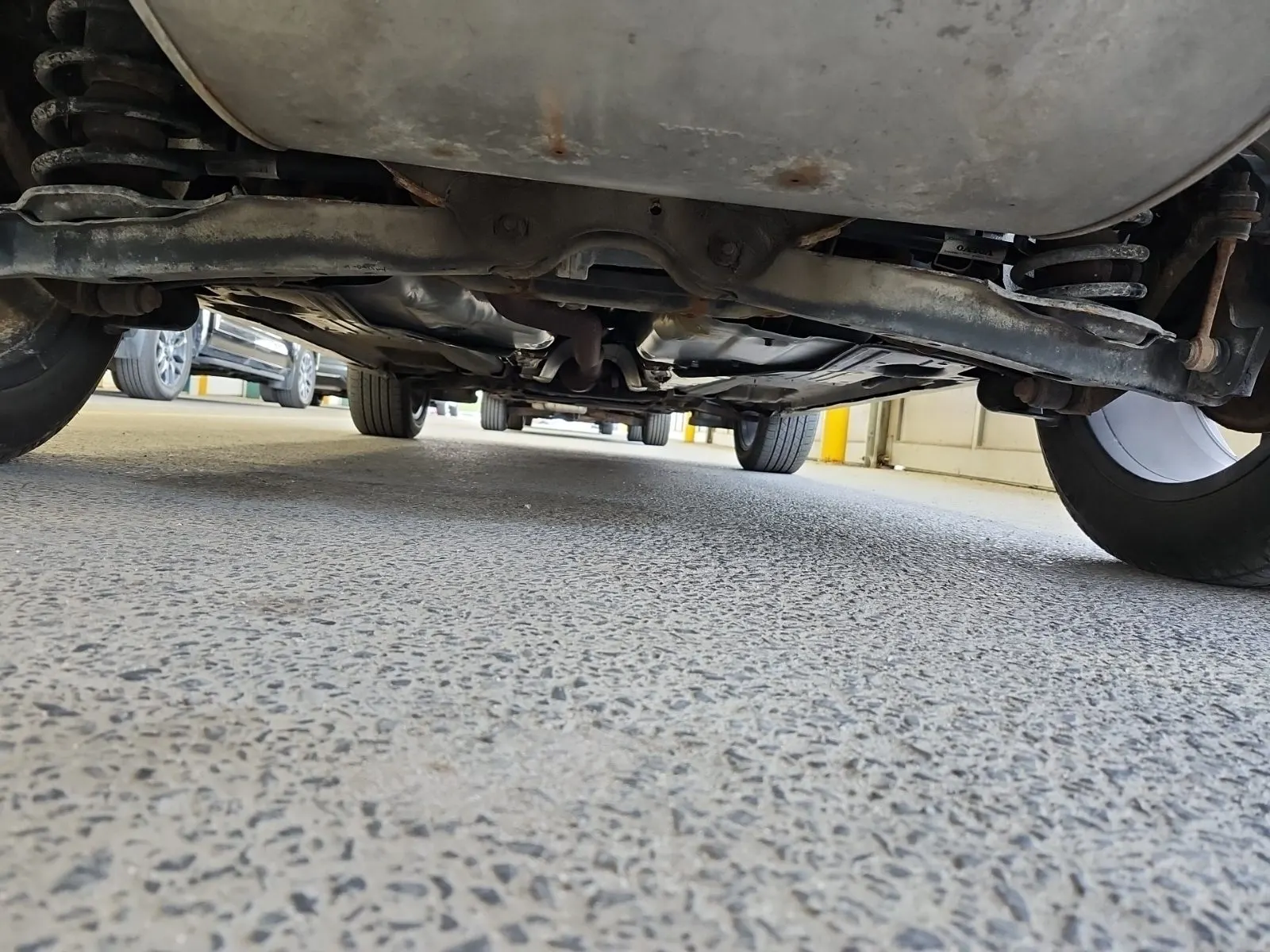 Undercarriage - Rear Photo