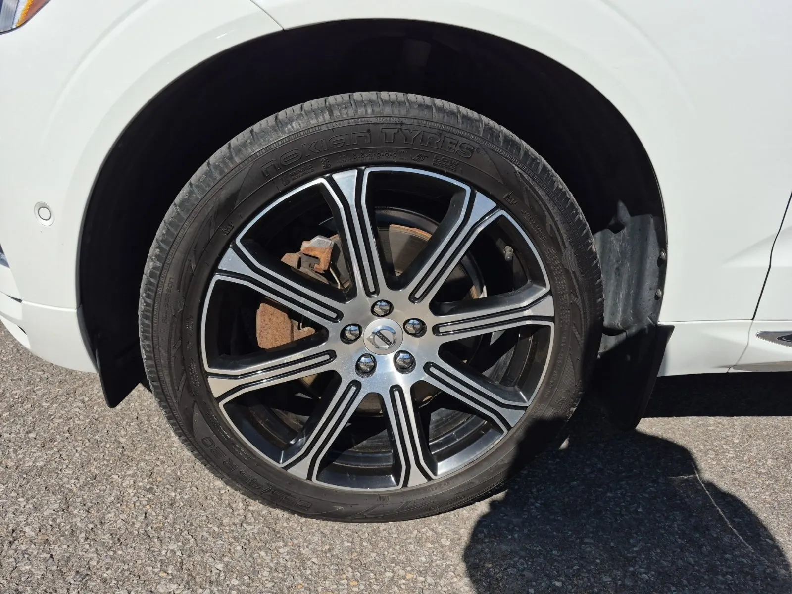 Front driver wheel/tire photo