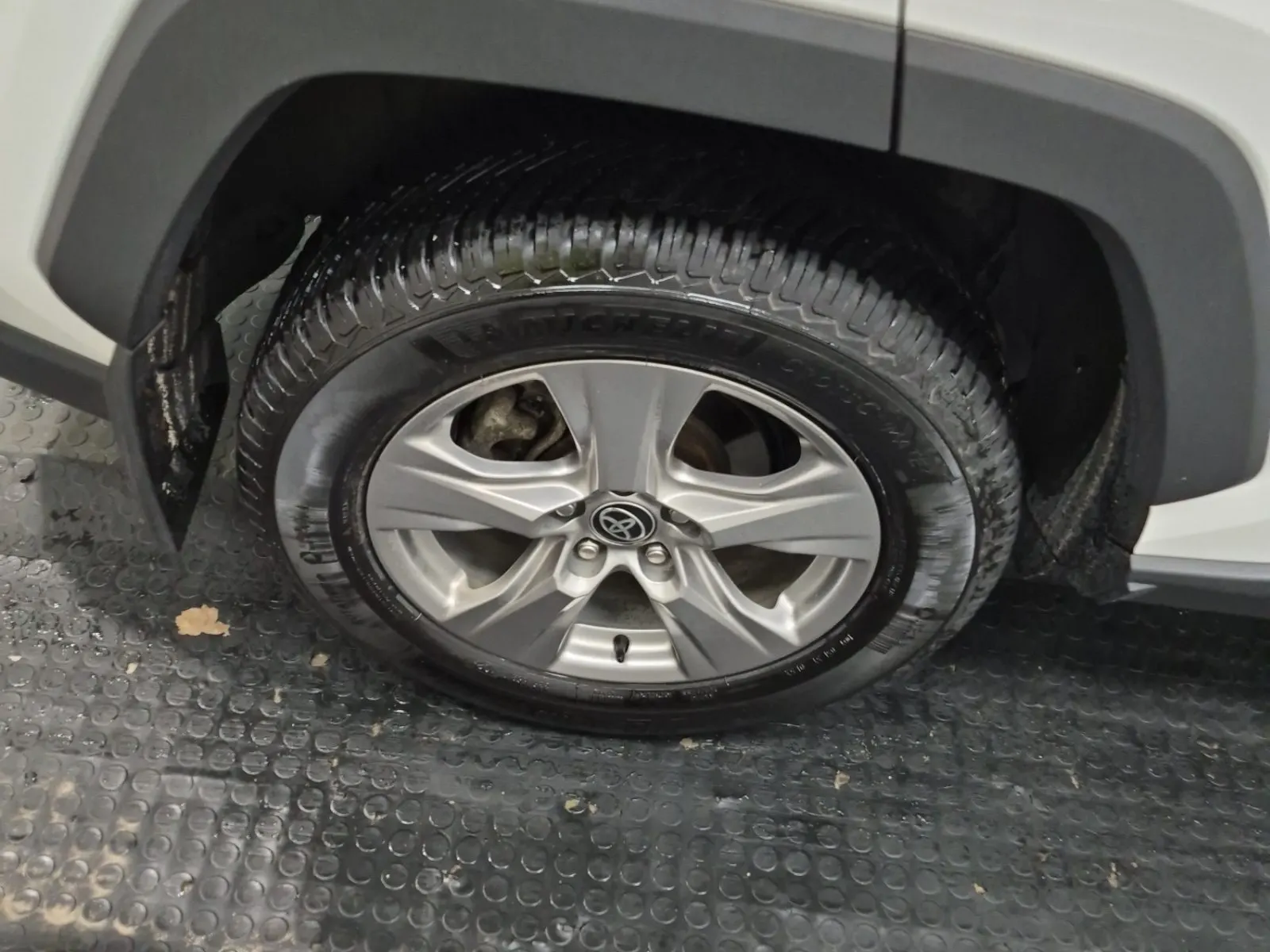 Right Rear Wheel/Tire Photo