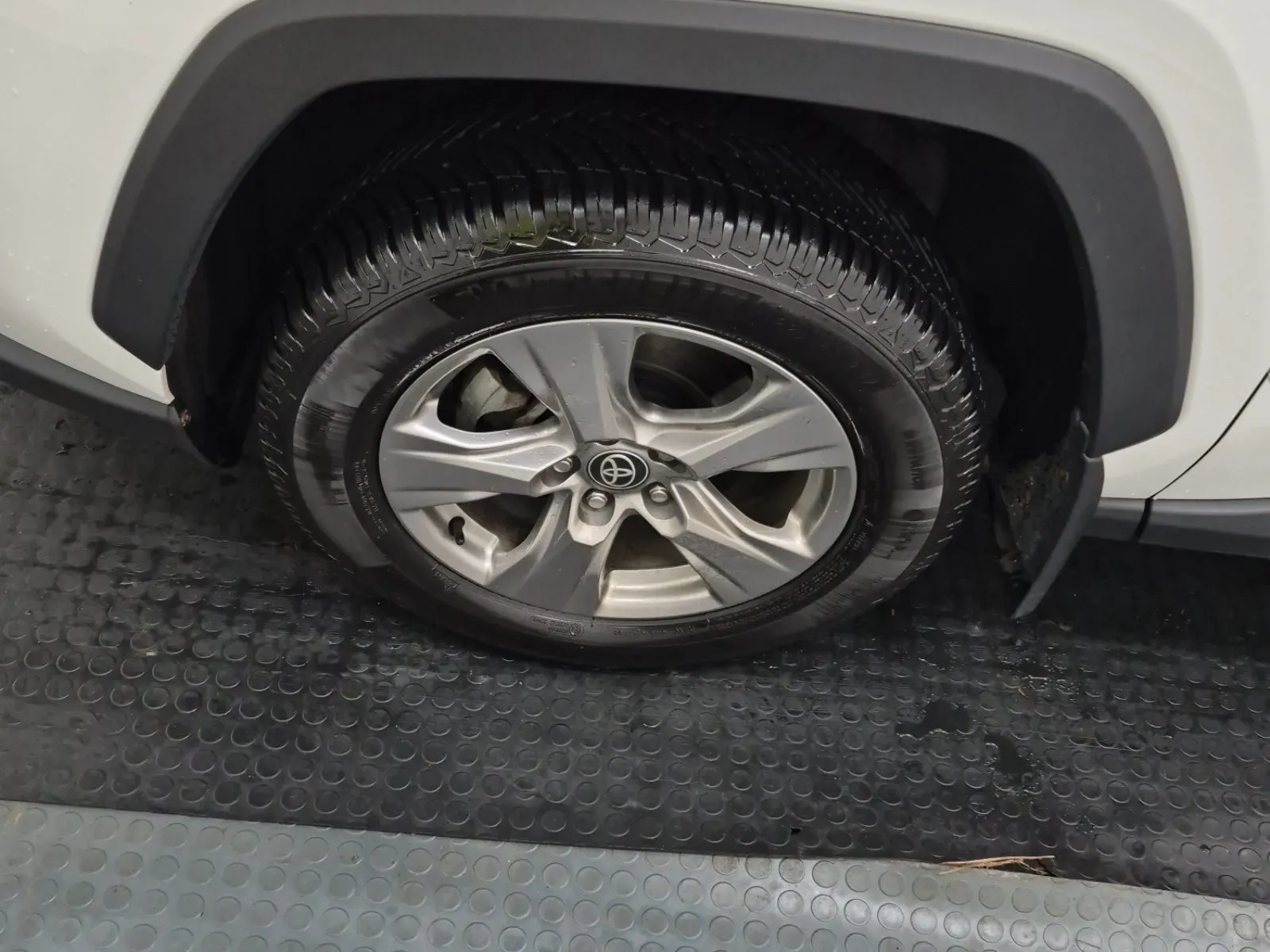 Front driver wheel/tire photo