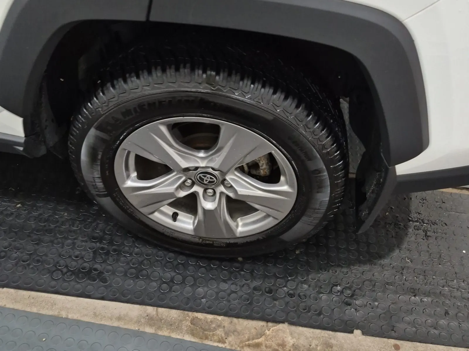 Left Rear Wheel/Tire Photo