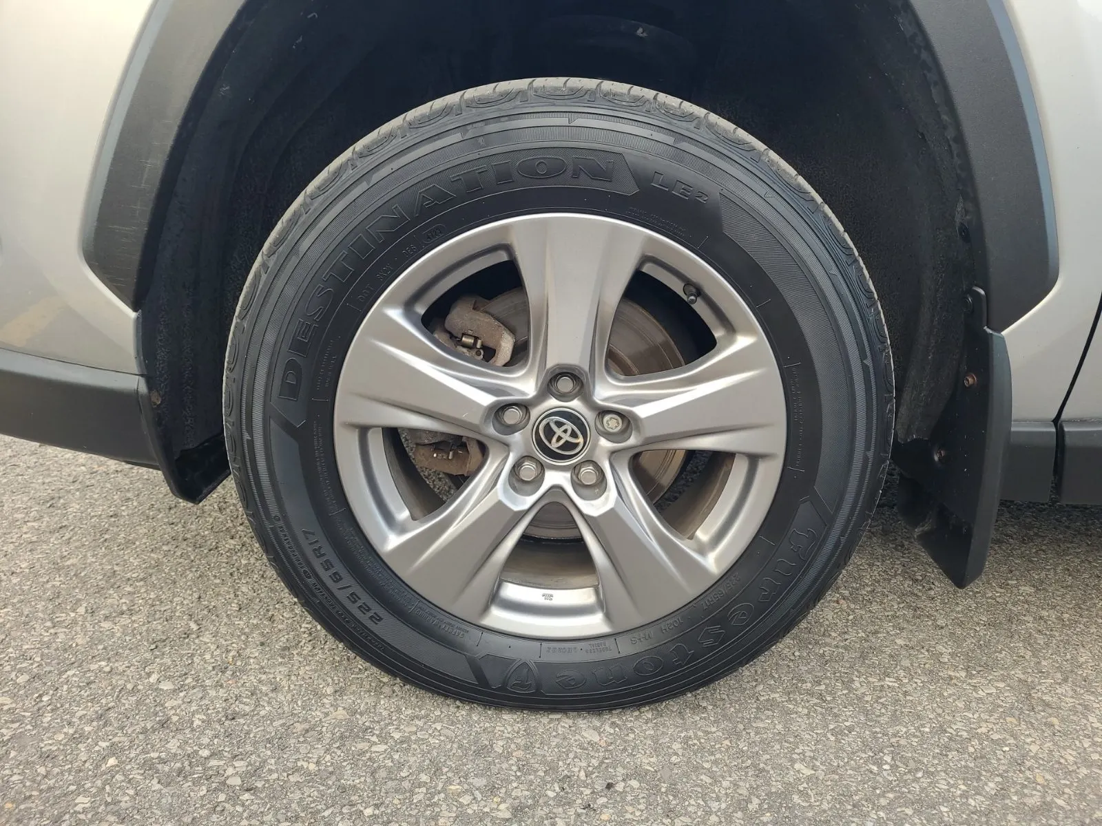 Front driver wheel/tire photo