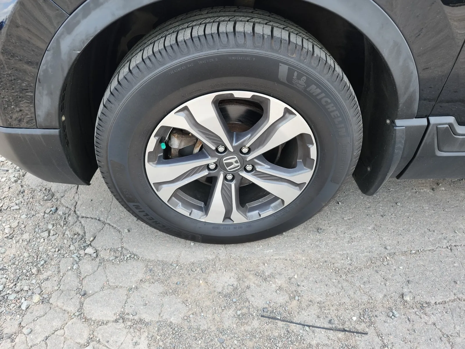 Front driver wheel/tire photo