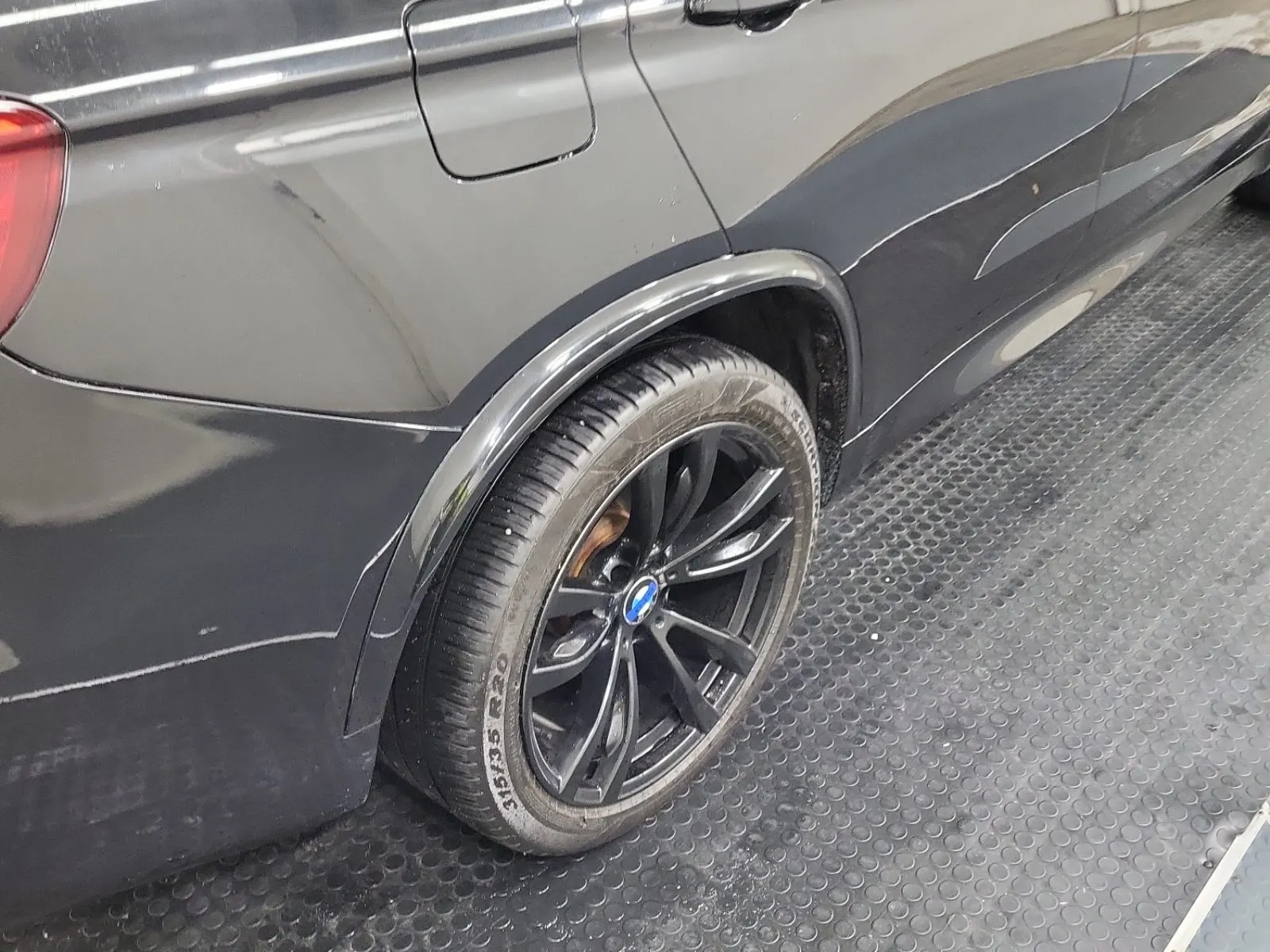 Right Rear Wheel/Tire Photo