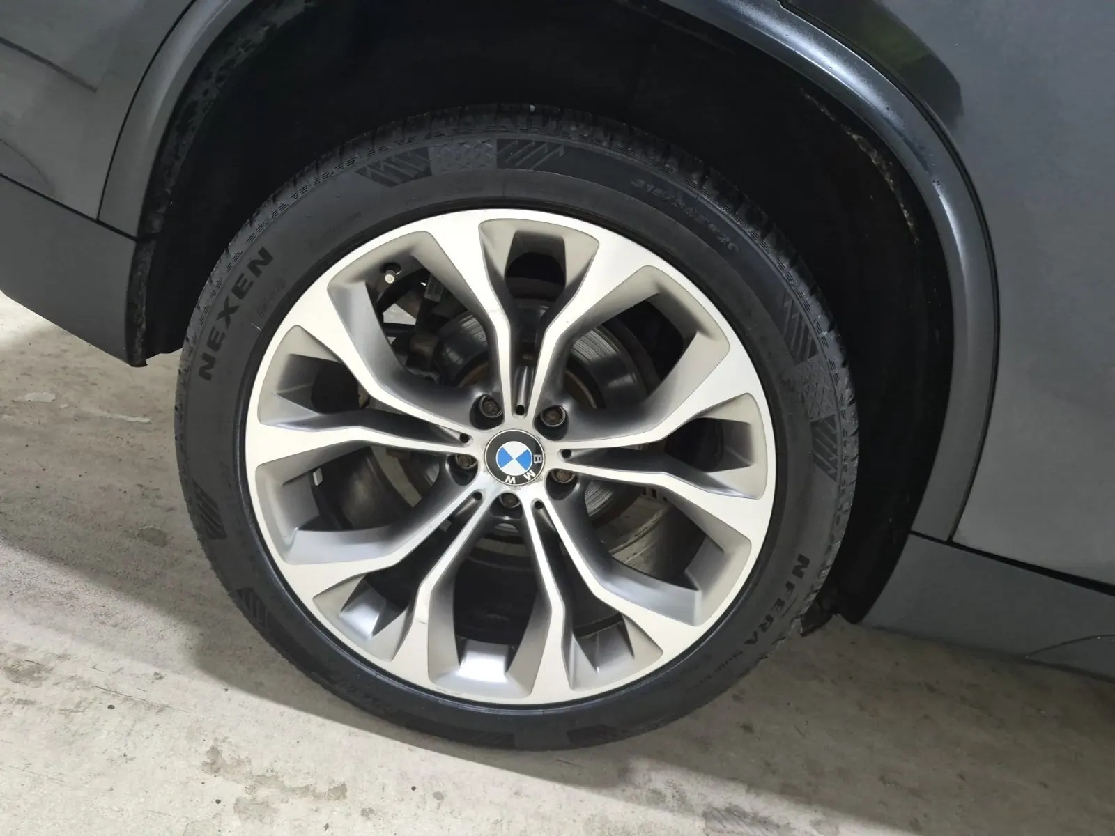 Right Rear Wheel/Tire Photo