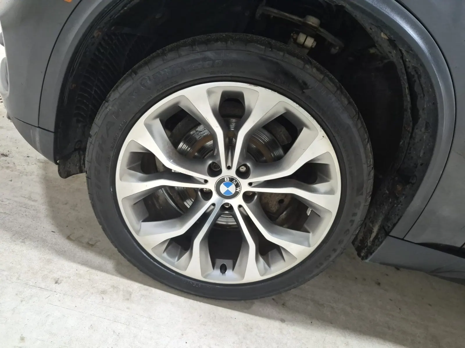 Front driver wheel/tire photo