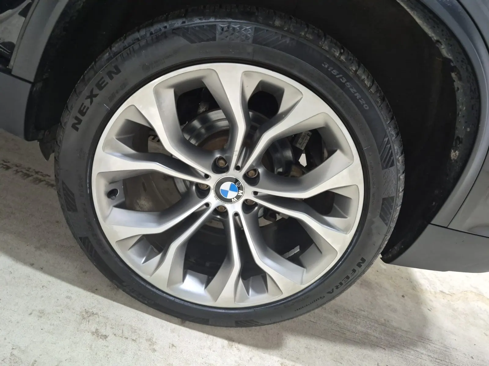Left Rear Wheel/Tire Photo