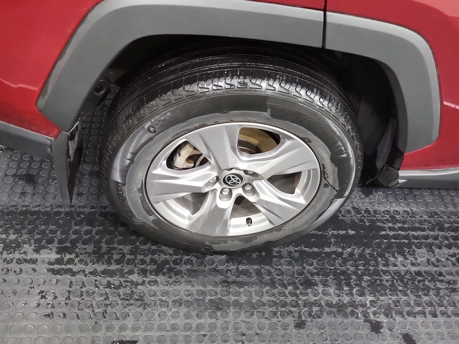 Right Rear Wheel/Tire Photo