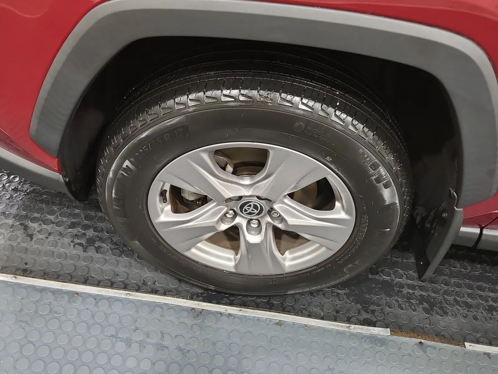 Front driver wheel/tire photo