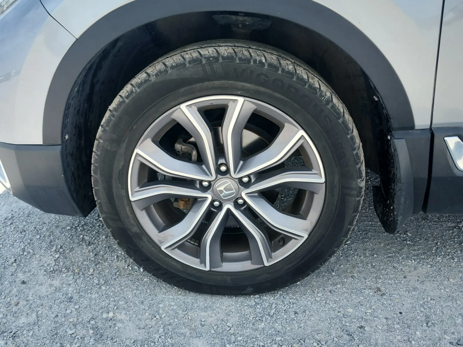 Front driver wheel/tire photo