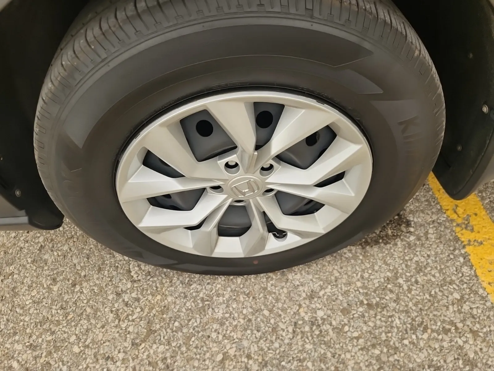 Front driver wheel/tire photo