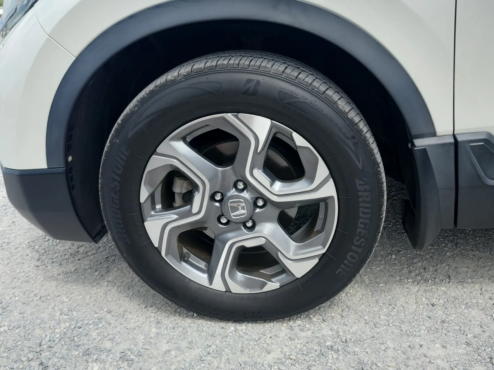Front driver wheel/tire photo
