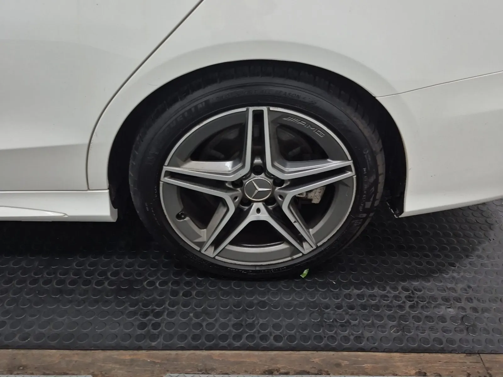 Left Rear Wheel/Tire Photo
