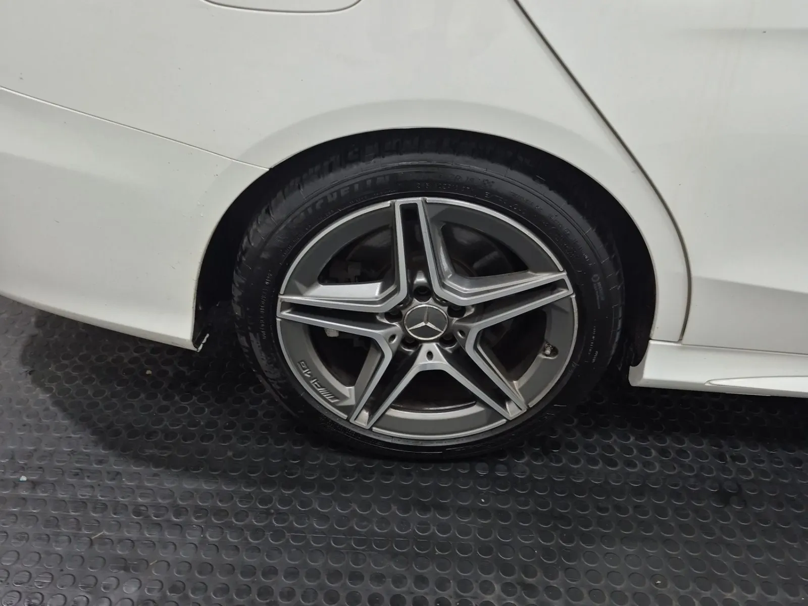 Right Rear Wheel/Tire Photo