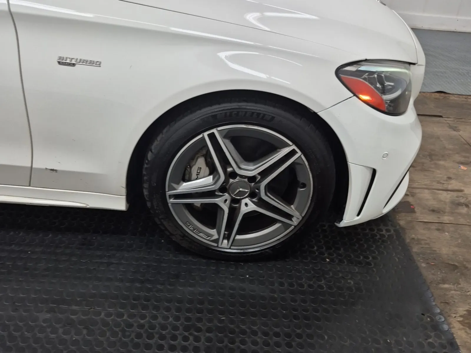 Right Front Wheel/Tire Photo