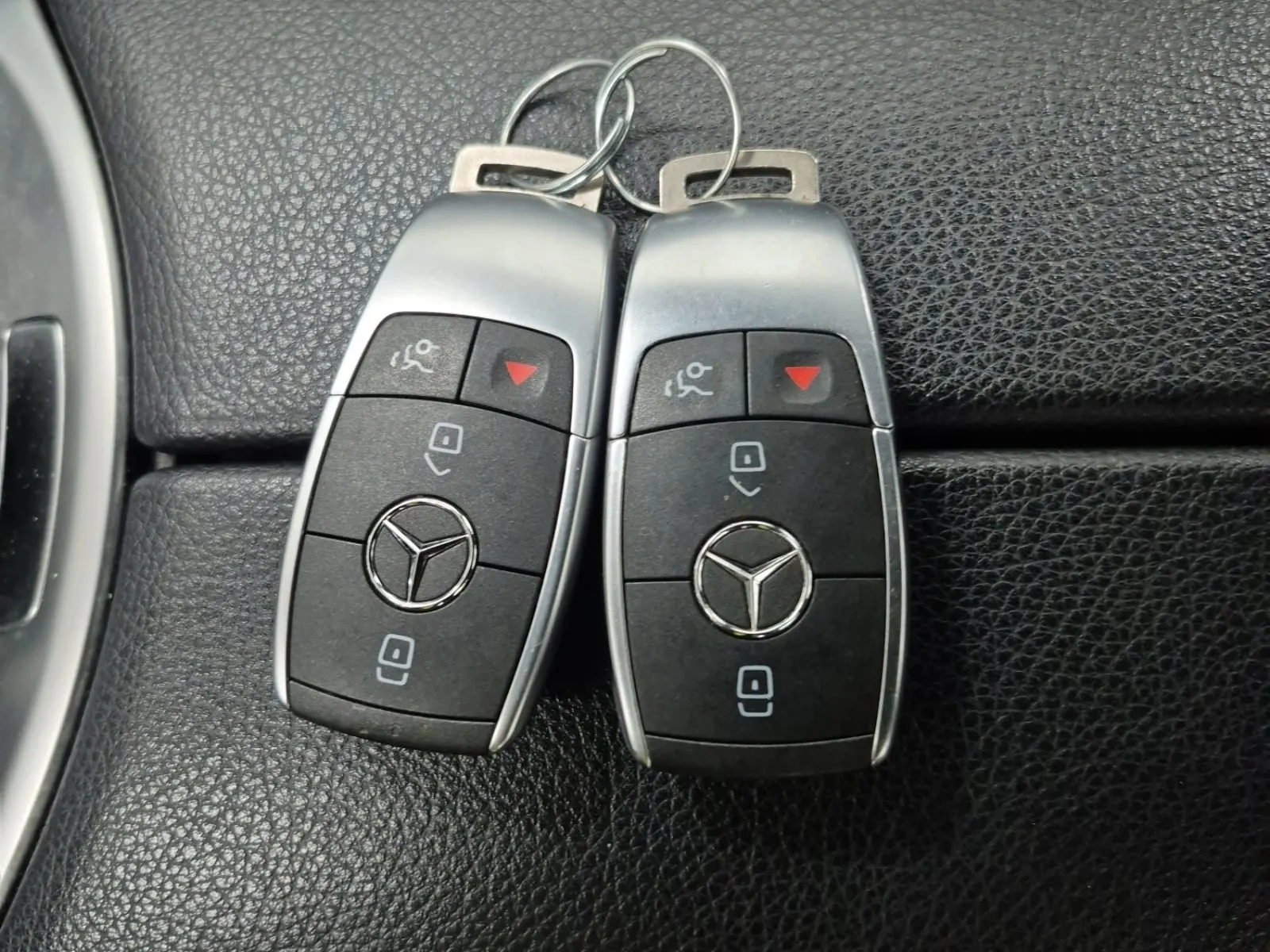 Keys/Fobs/Manual Photo