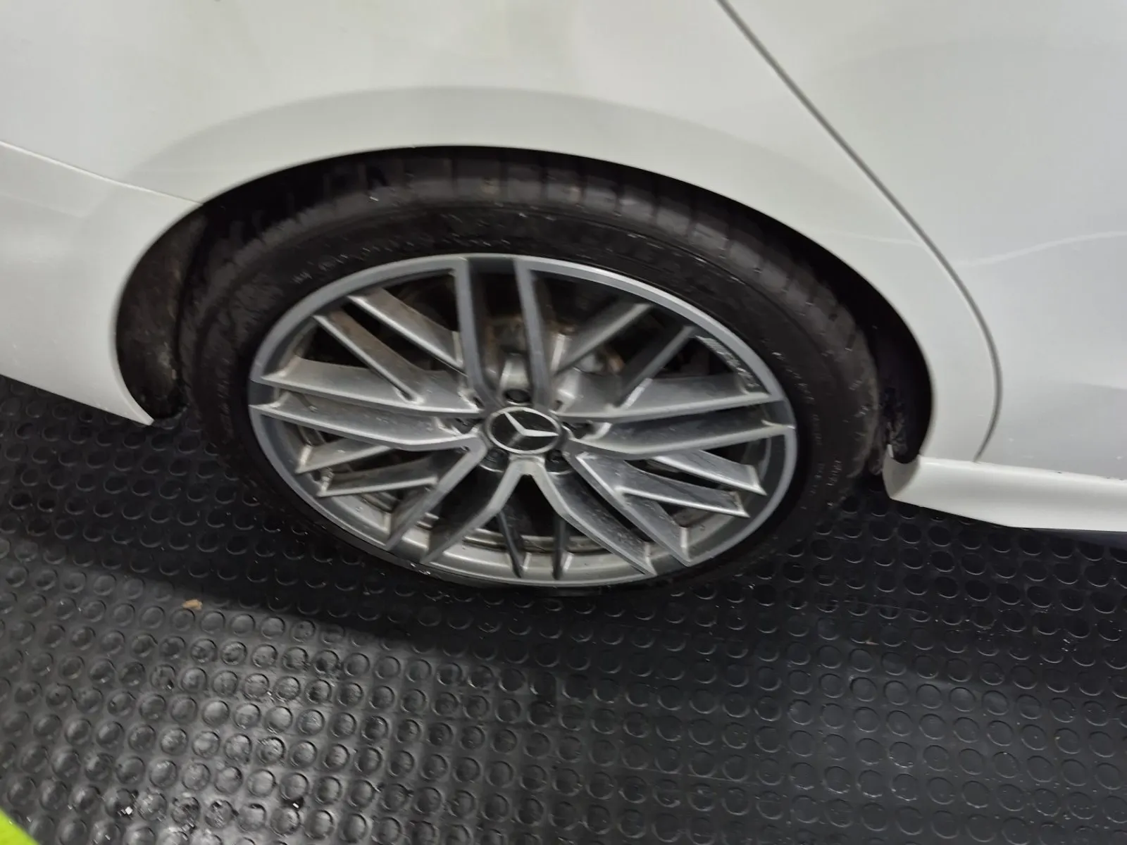 Right Rear Wheel/Tire Photo