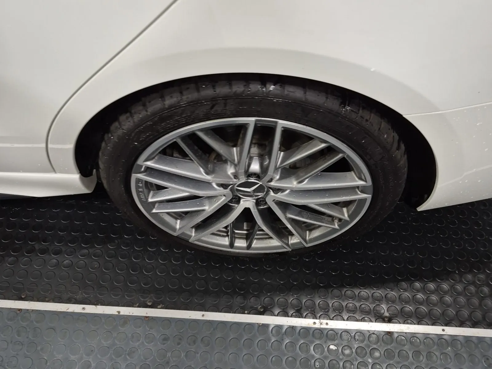 Left Rear Wheel/Tire Photo