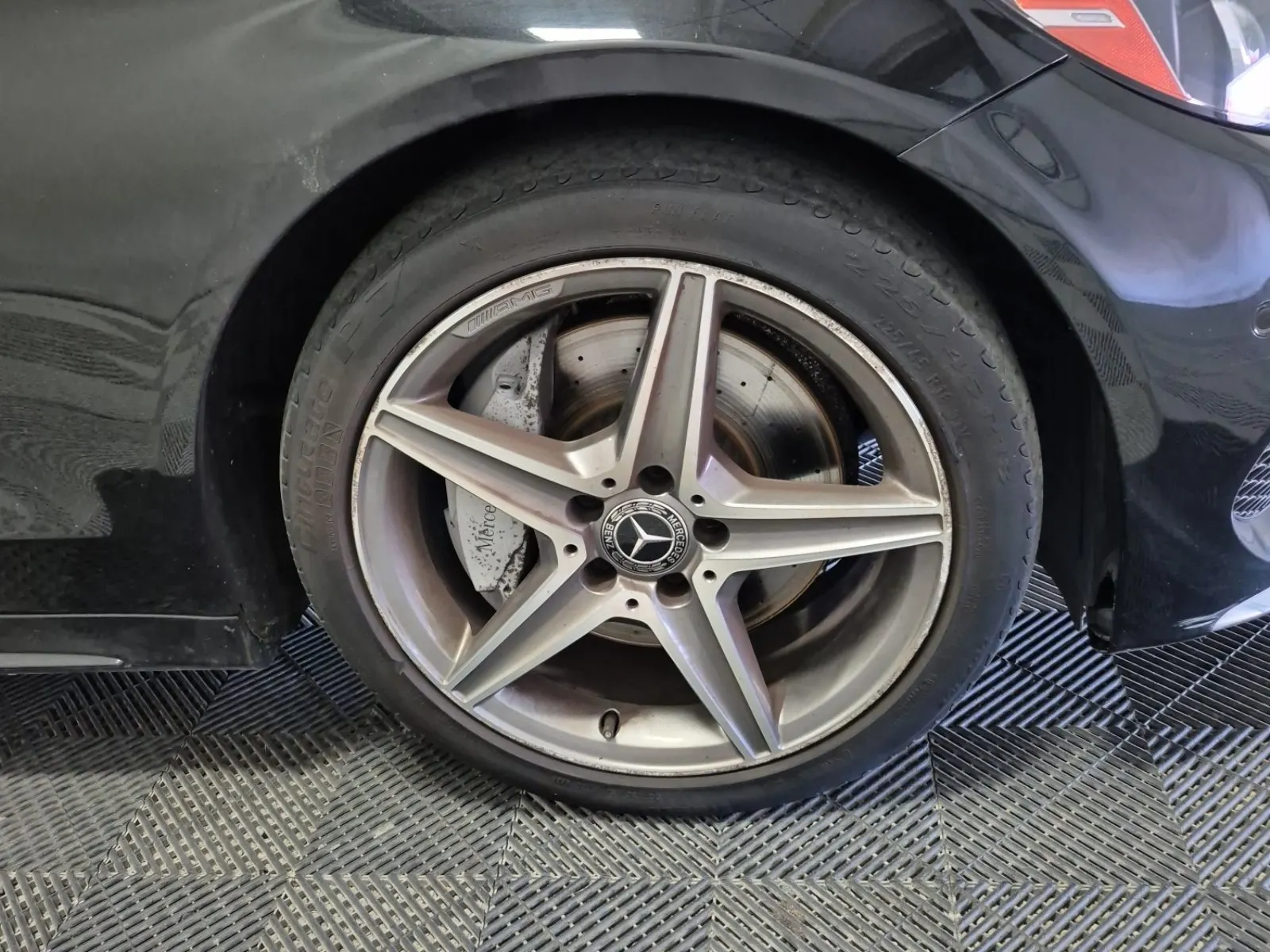Right Front Wheel/Tire Photo