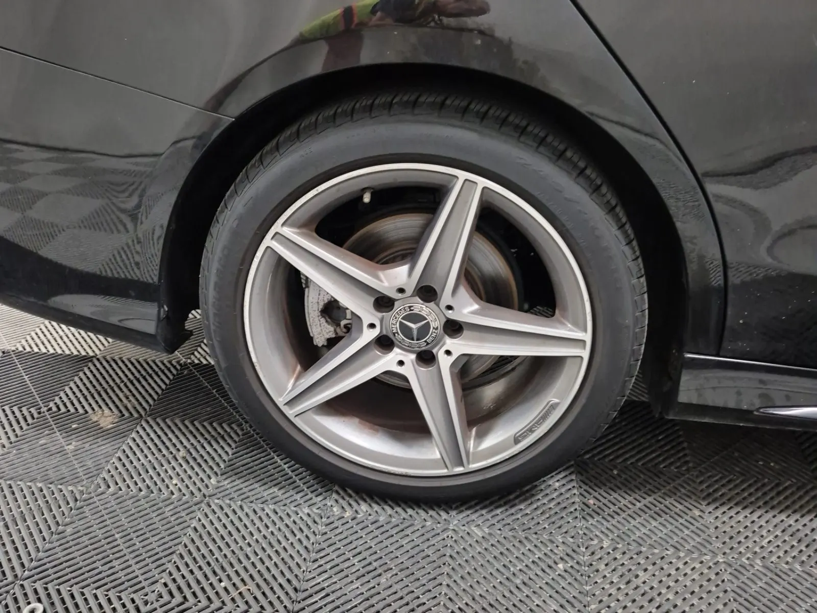 Right Rear Wheel/Tire Photo