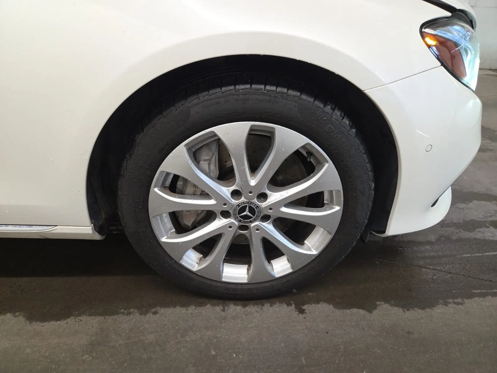 Right Front Wheel/Tire Photo
