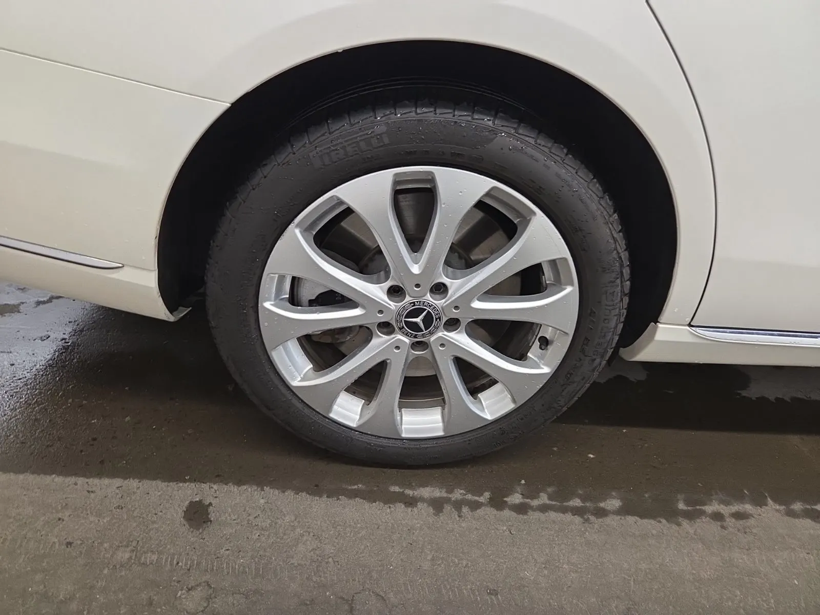 Right Rear Wheel/Tire Photo