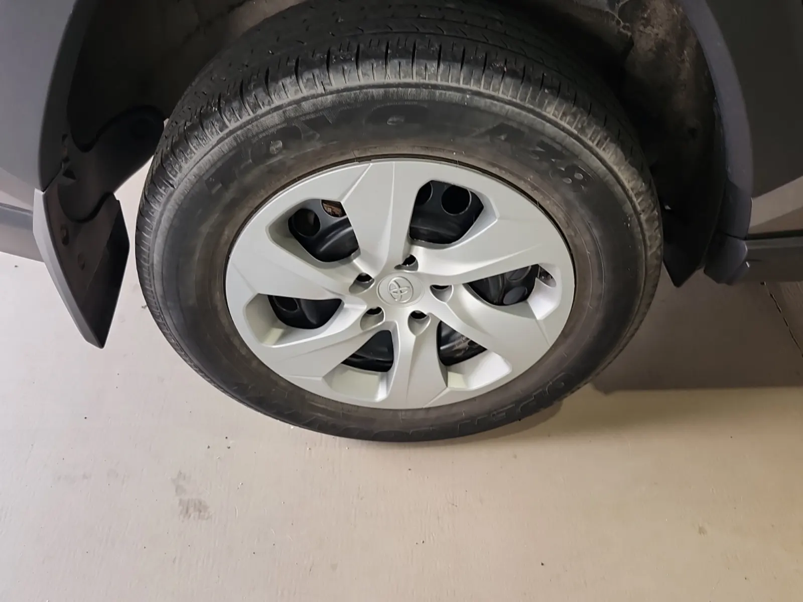 Right Rear Wheel/Tire Photo