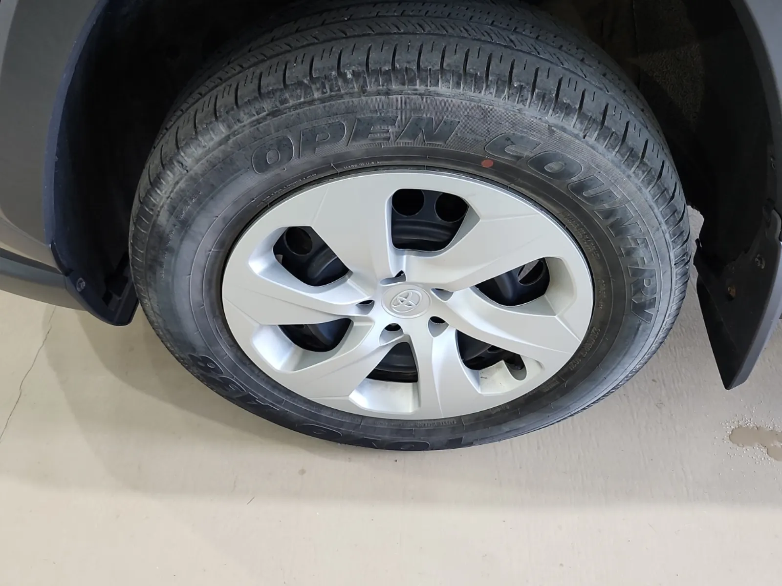 Front driver wheel/tire photo