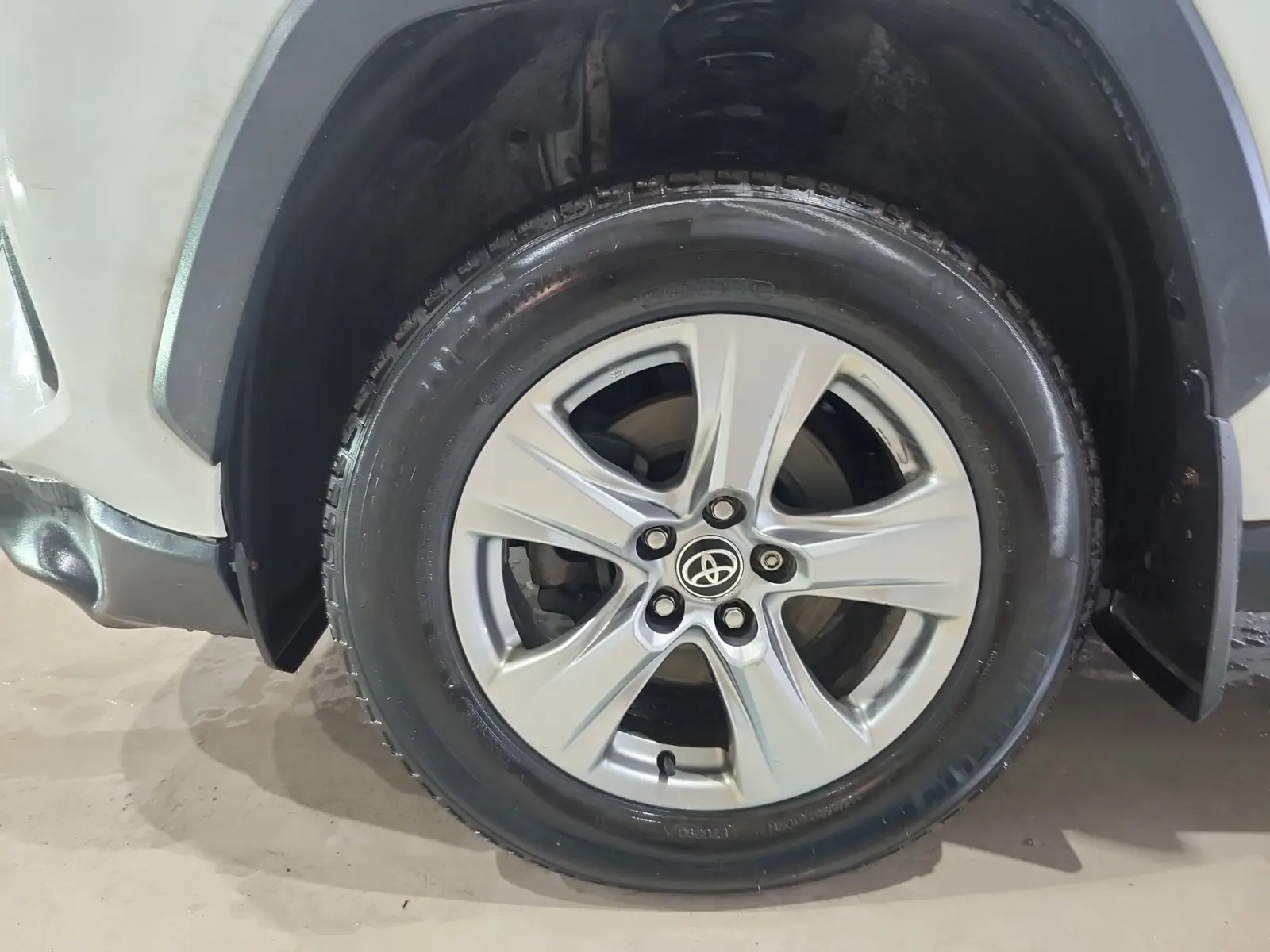 Front driver wheel/tire photo