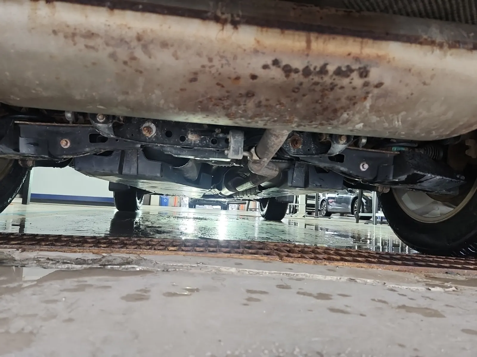 Undercarriage - Rear Photo