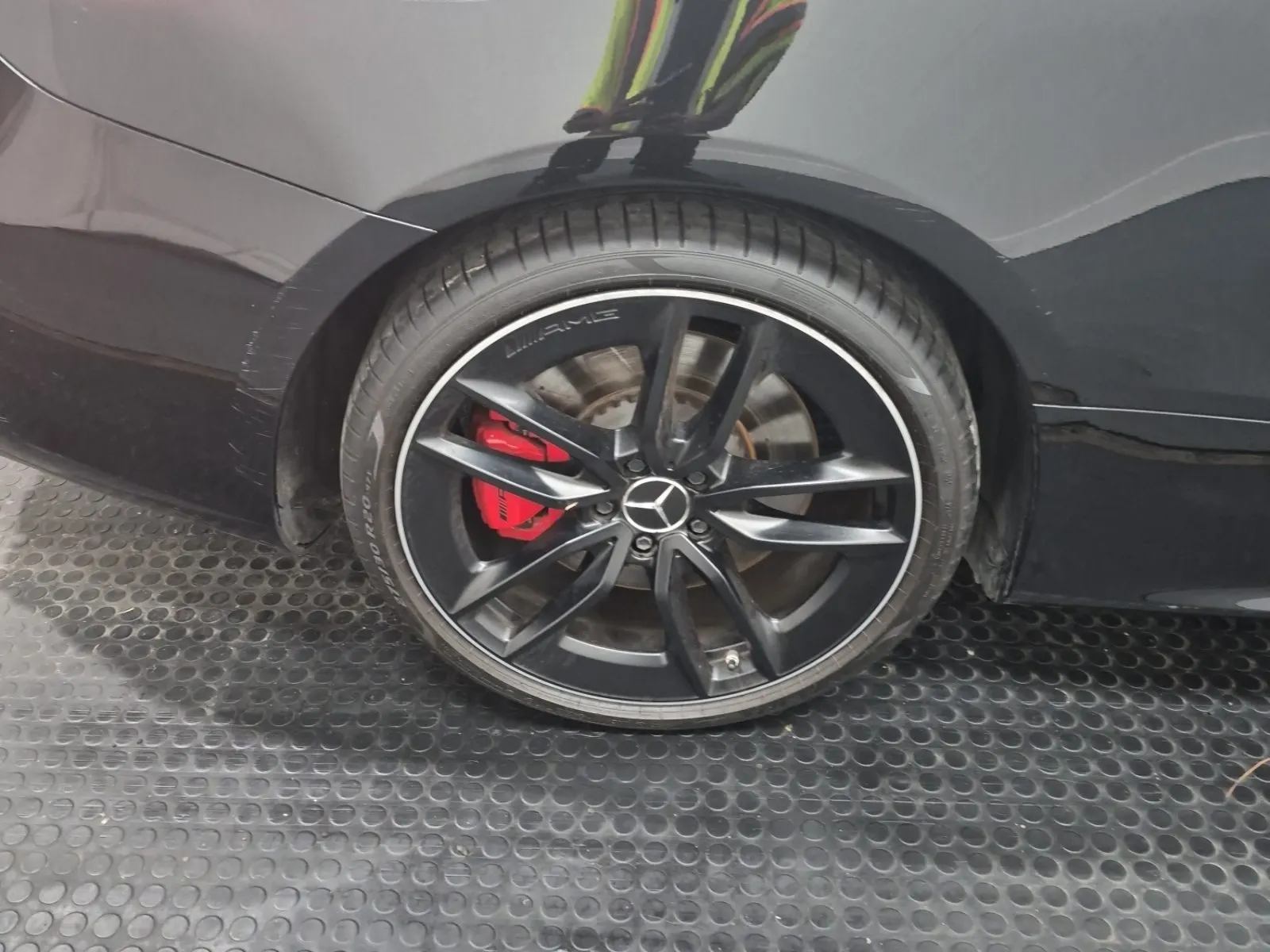 Right Rear Wheel/Tire Photo