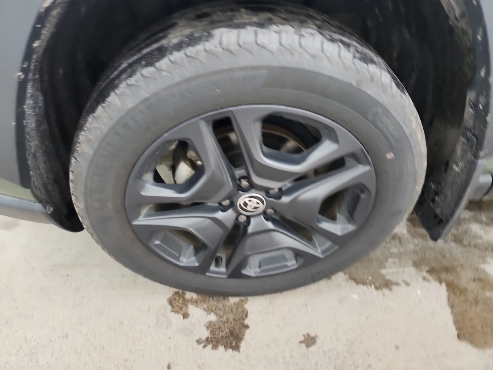 Front driver wheel/tire photo