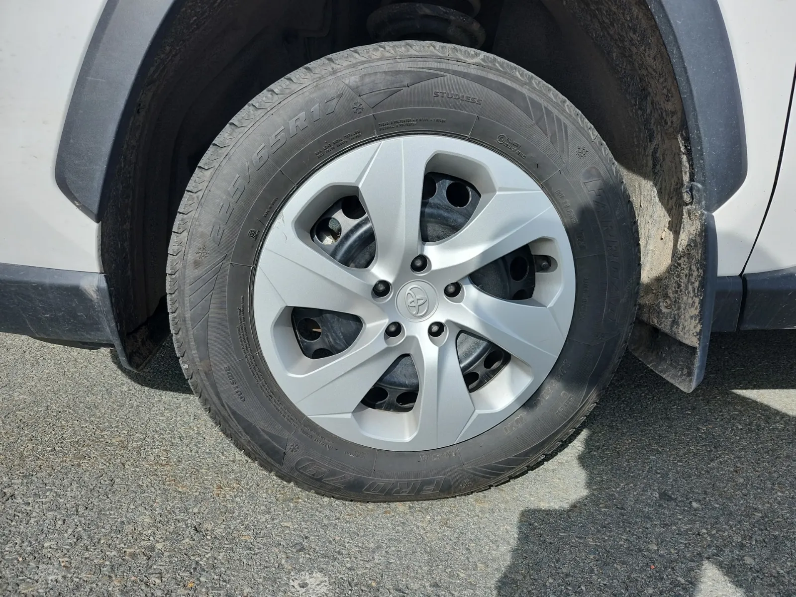 Front driver wheel/tire photo