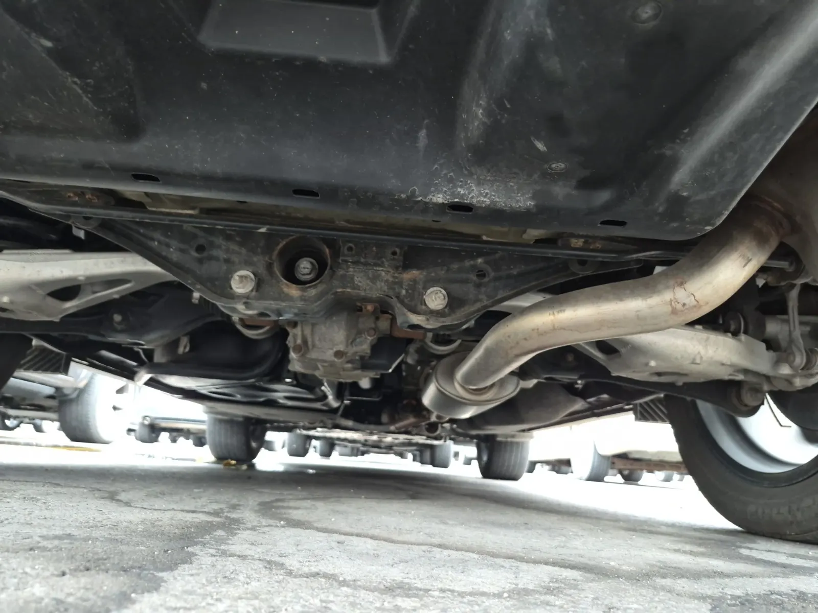 Undercarriage - Rear Photo