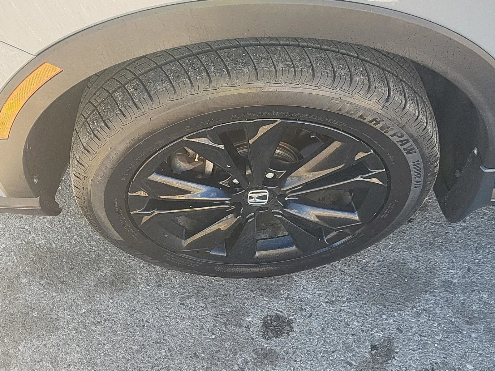 Front driver wheel/tire photo