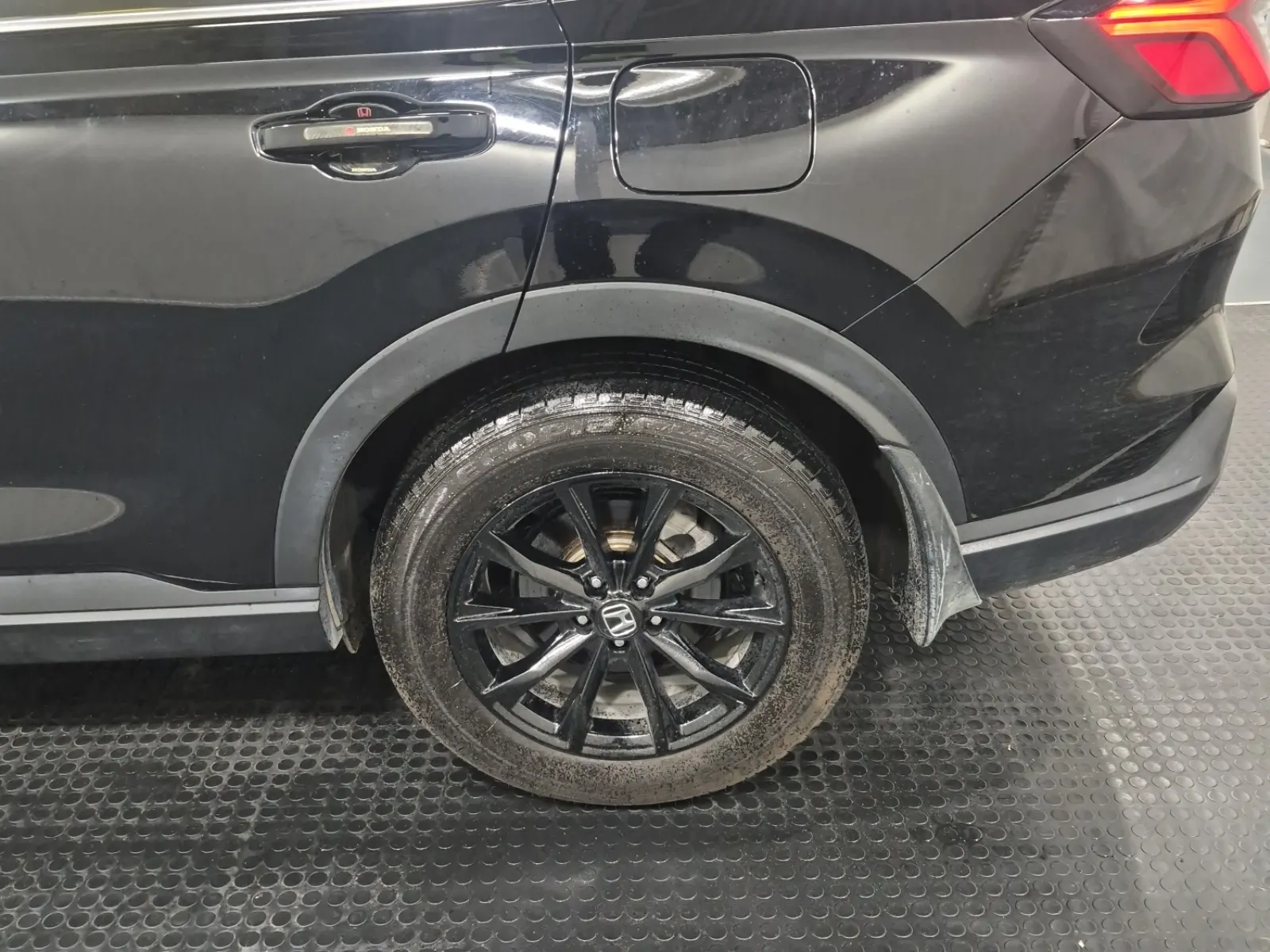 Left Rear Wheel/Tire Photo