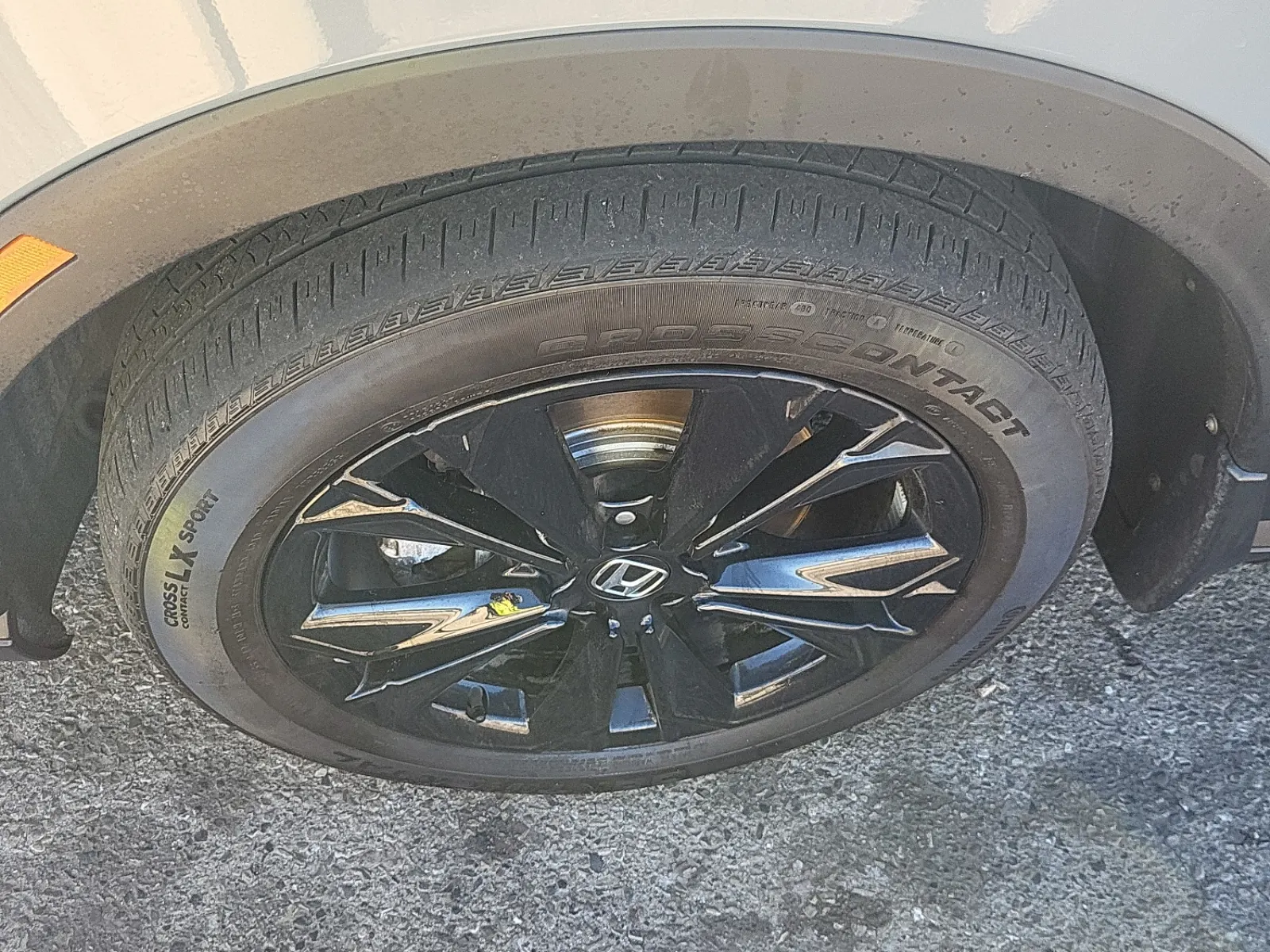 Front driver wheel/tire photo