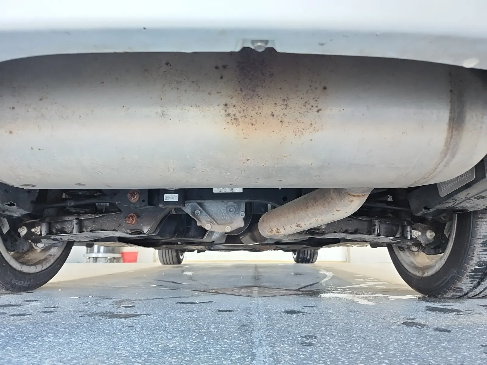 Undercarriage - Rear Photo