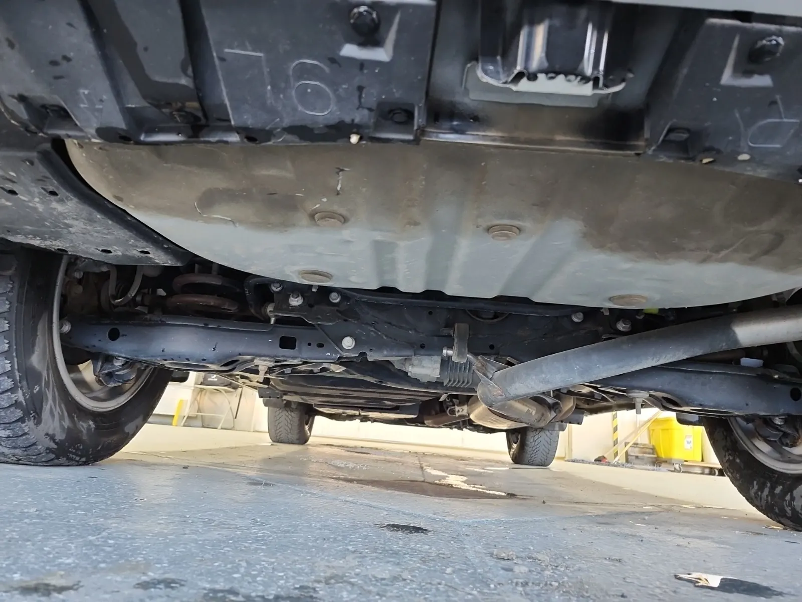 Undercarriage - Rear Photo