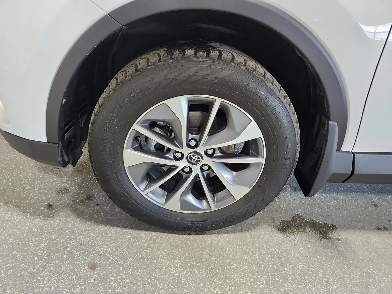 Front driver wheel/tire photo