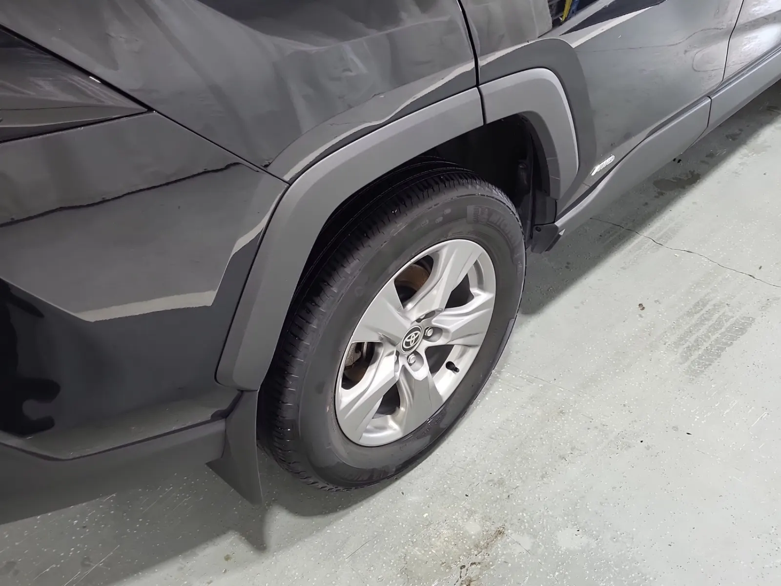 Right Rear Wheel/Tire Photo