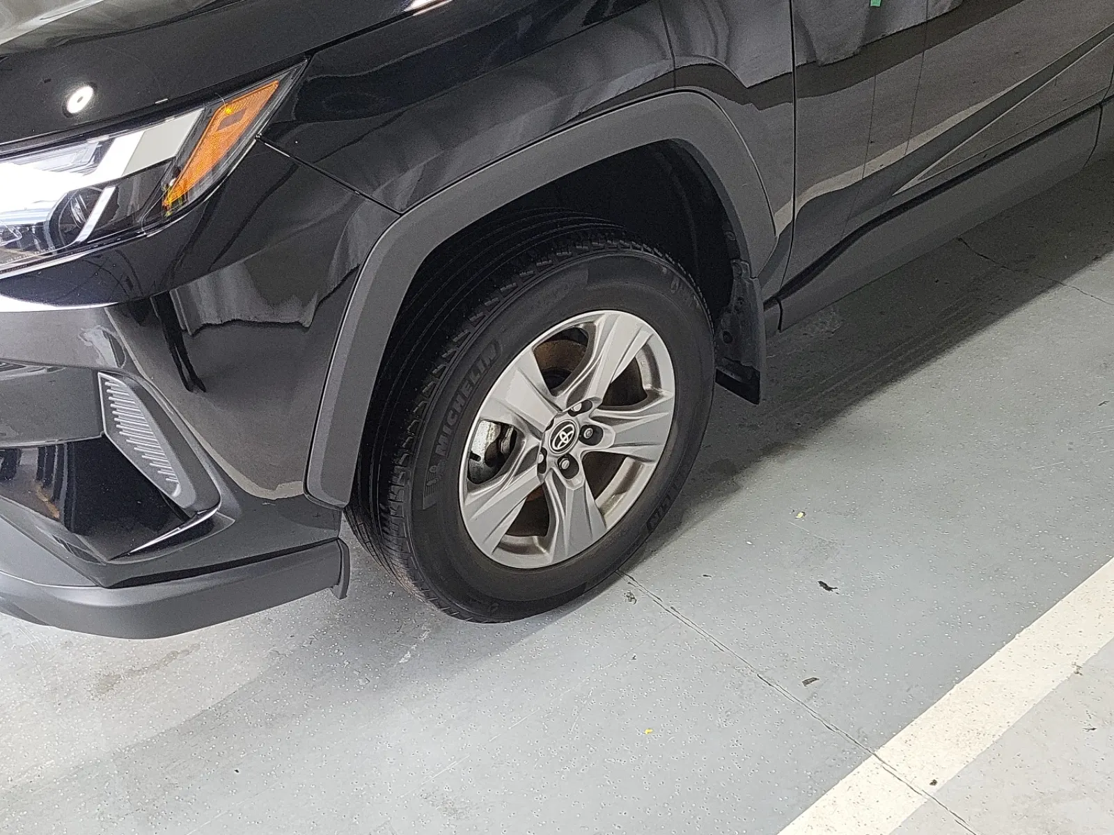 Front driver wheel/tire photo
