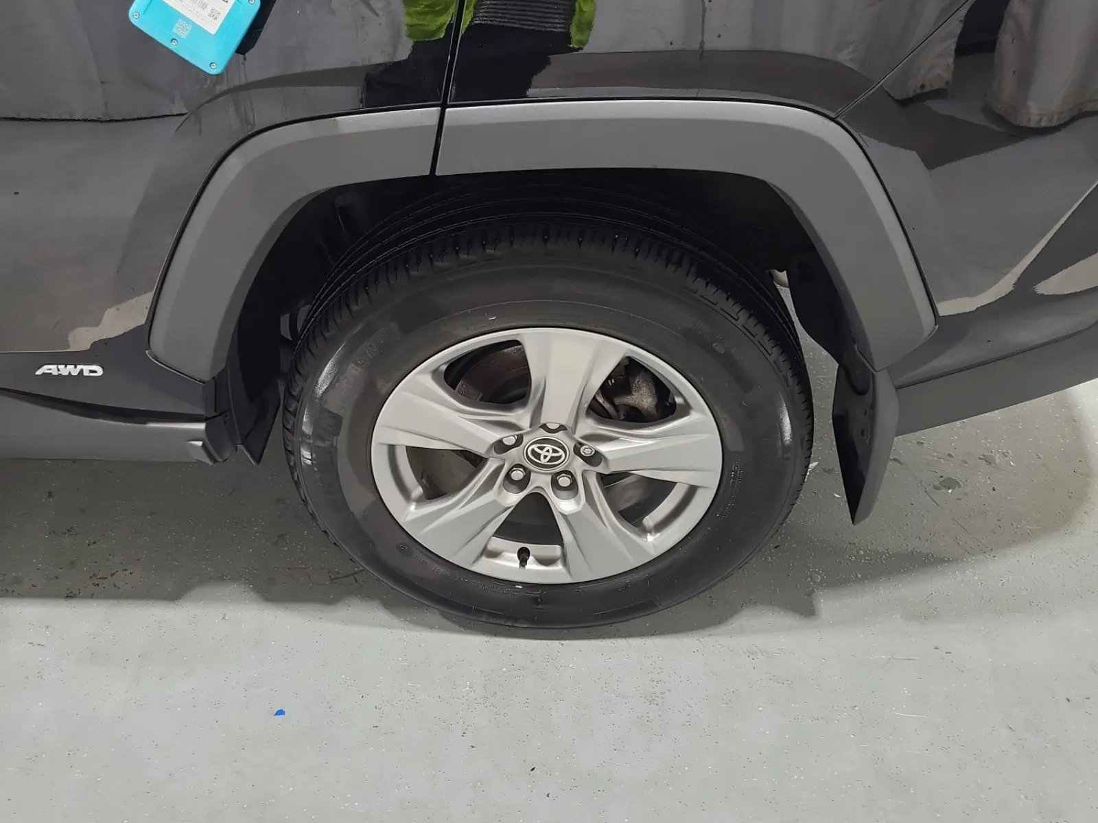 Left Rear Wheel/Tire Photo