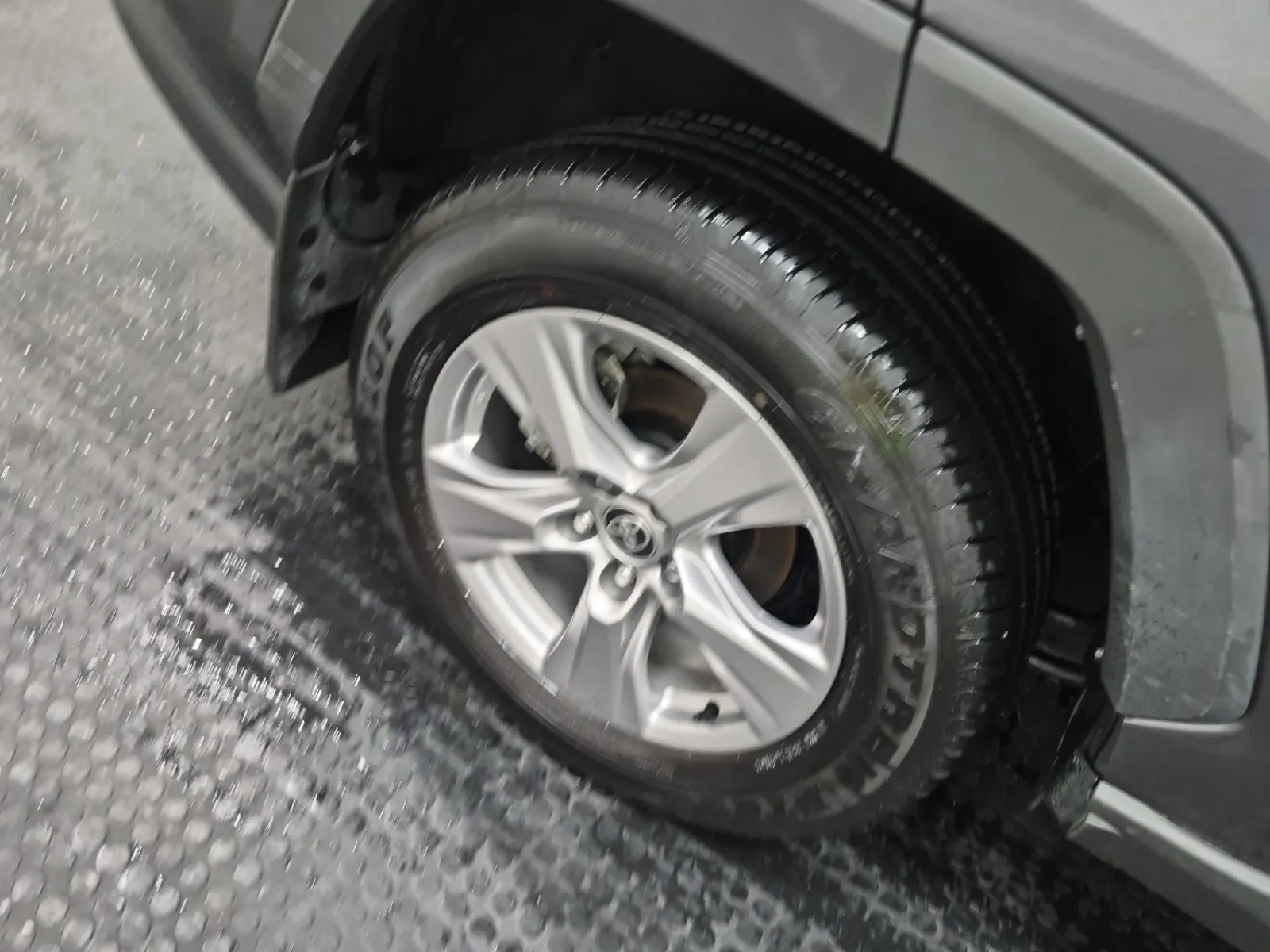 Right Rear Wheel/Tire Photo