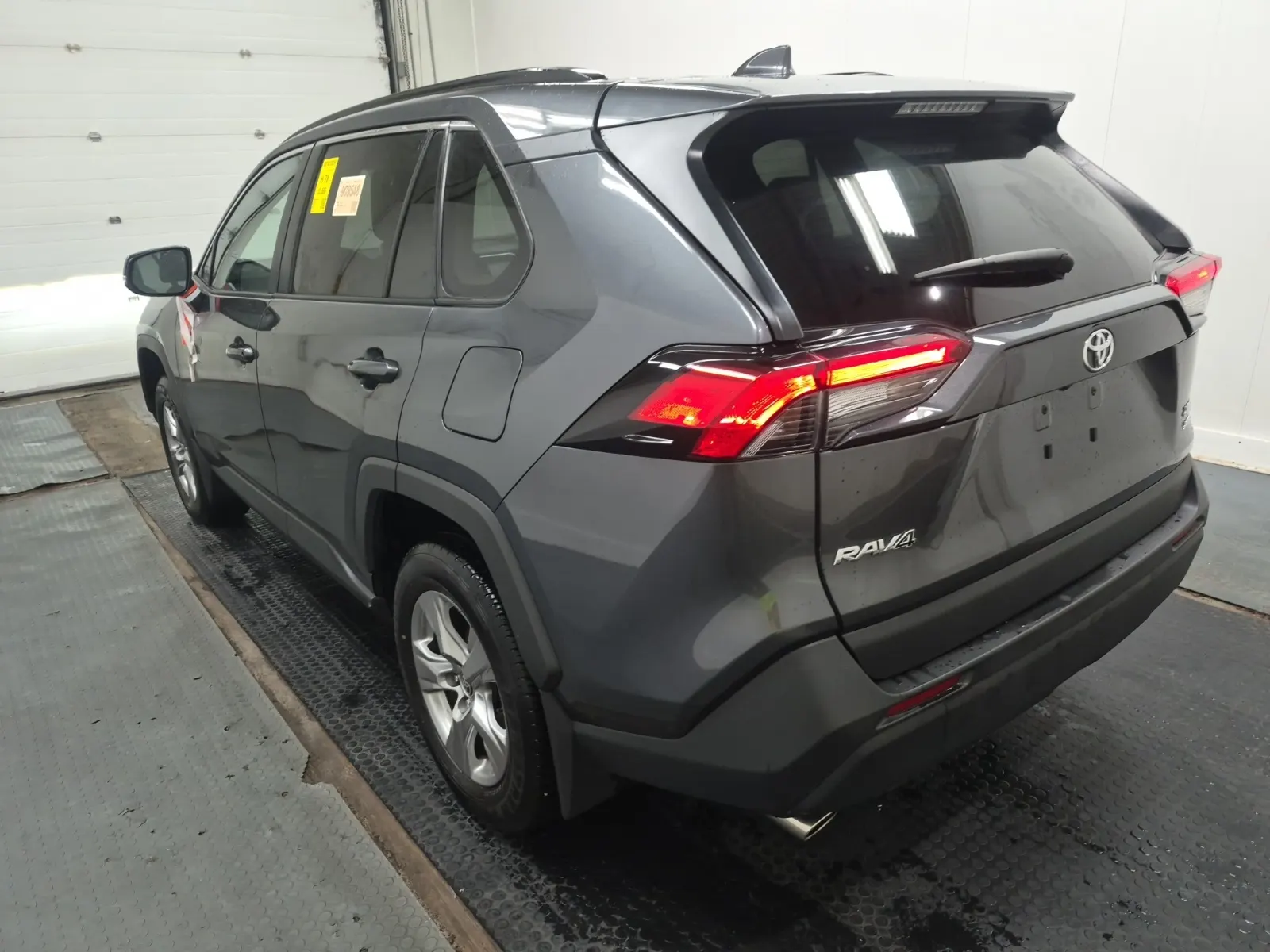 Driver Rear 3/4 Photo