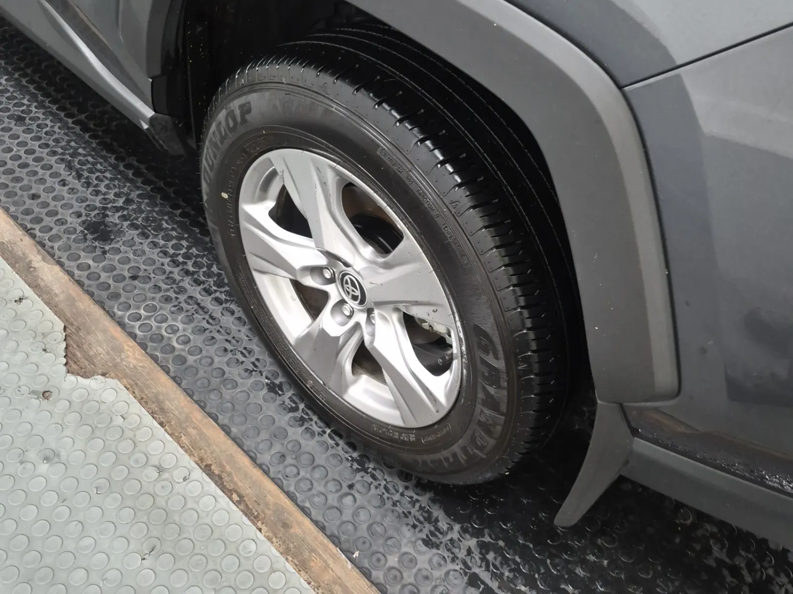Left Rear Wheel/Tire Photo