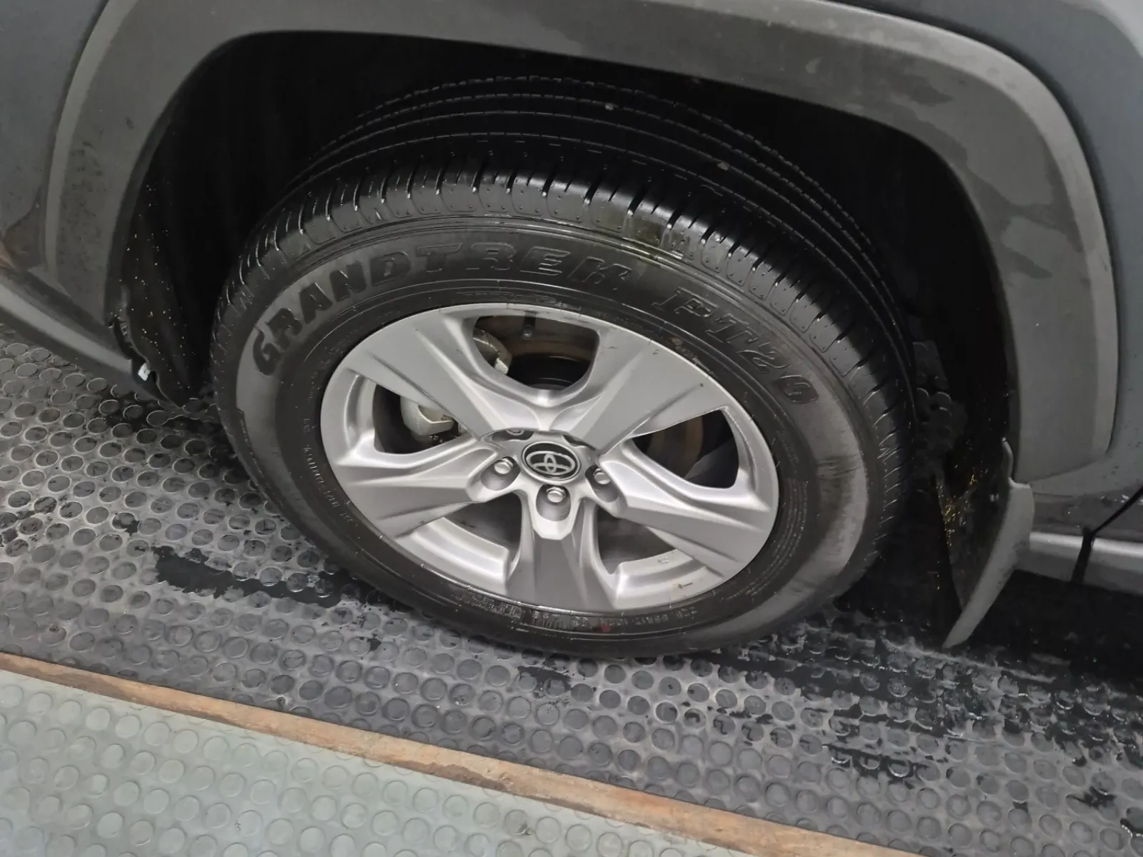 Front driver wheel/tire photo