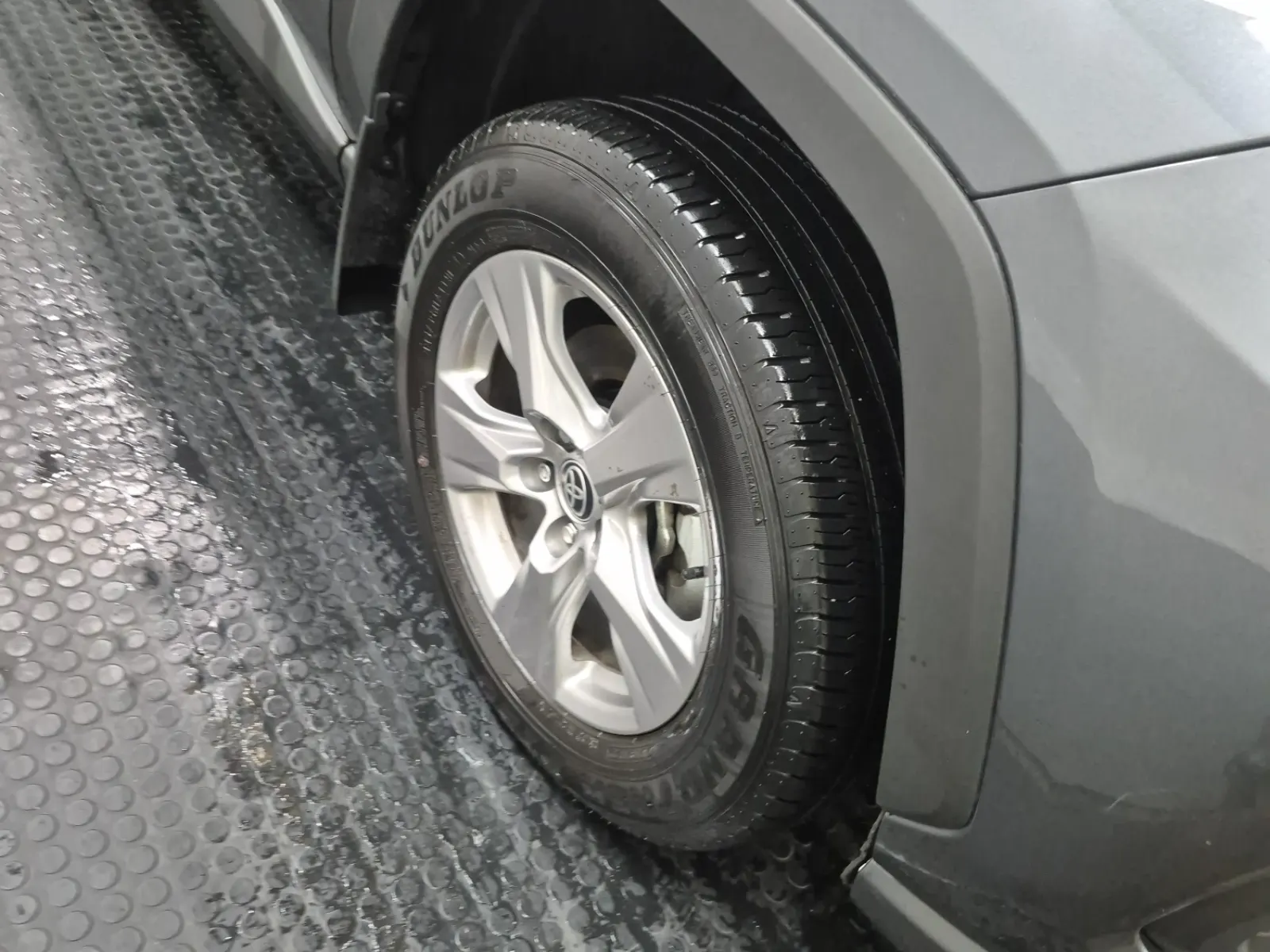 Right Front Wheel/Tire Photo